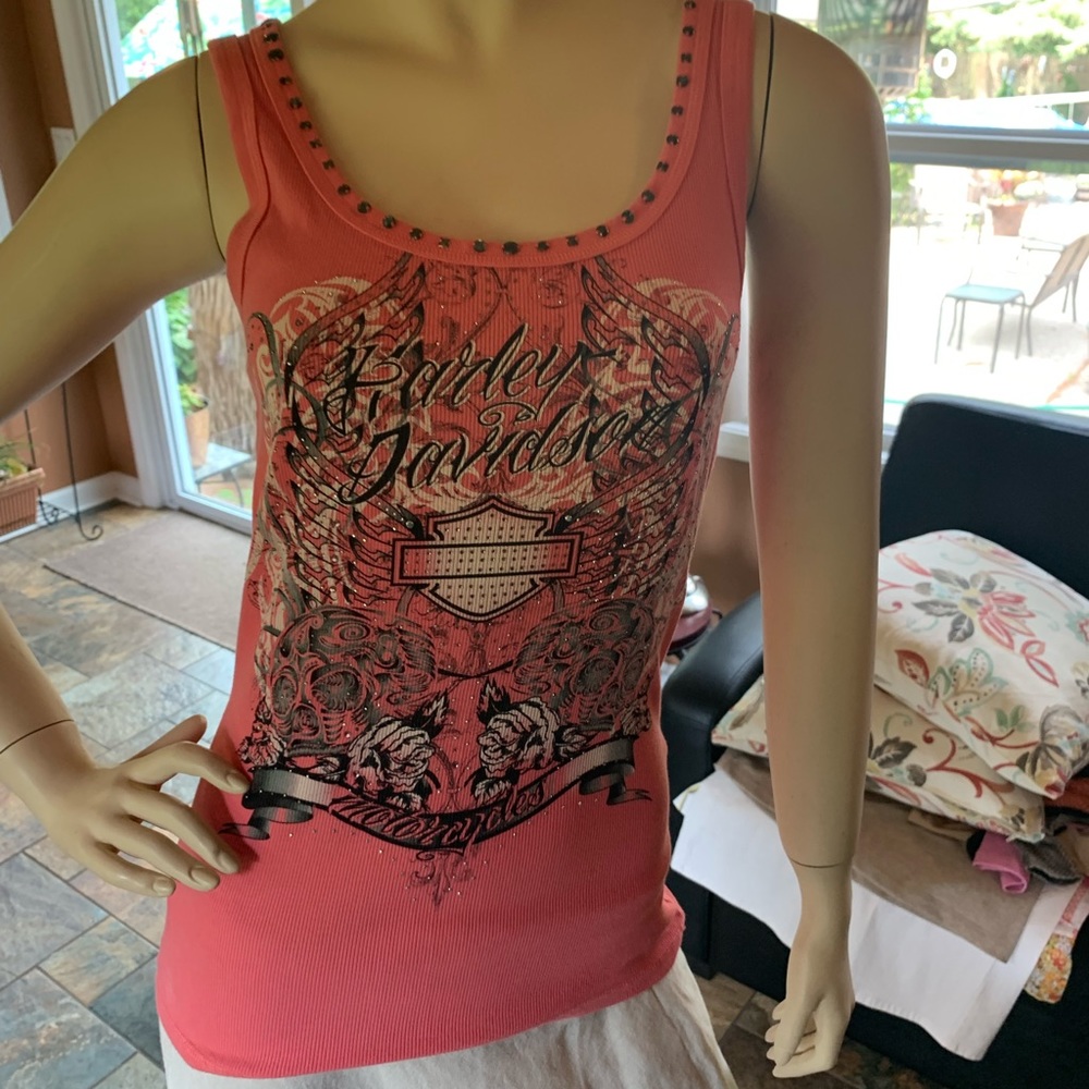 pink tank top